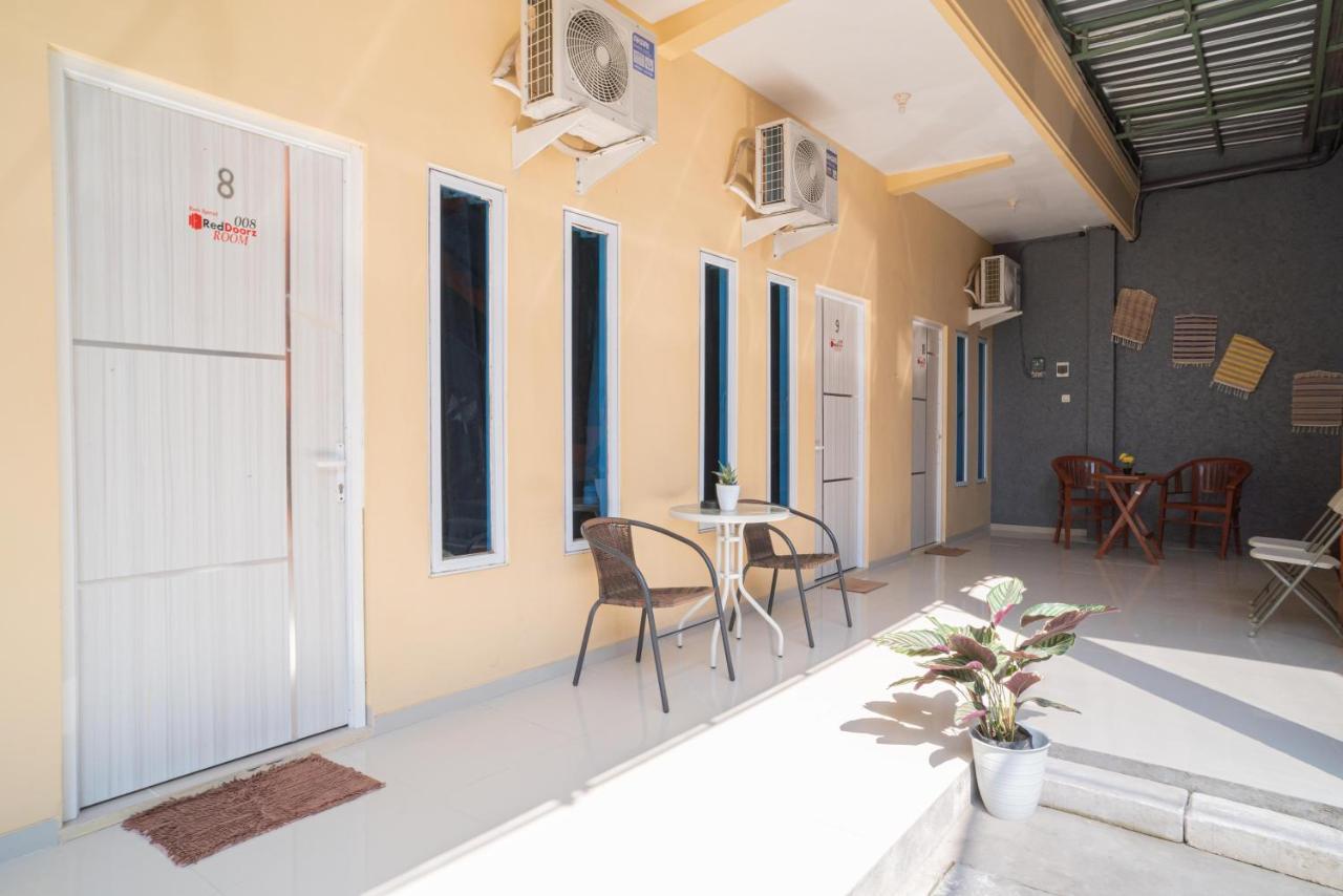 Готель Reddoorz Syariah At Winong Nganjuk Екстер'єр фото